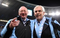 2. Fussball Bundesliga: Vizepraesident Franz Maget mit Praesident Dieter Schneider (v. li. TSV 1860 Muenchen)