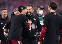 Fussball 1. Bundesliga Saison 21/22: JUBEL FC Bayern Muenchen feiert die 32. Meisterschaft