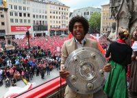 Fussball 1. Bundesliga  Meisterfeier FC Bayern Muenchen 14/15: Dante mit Schale