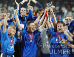 U21-Europameisterschaft: Finale, Jubel mit Pokal
