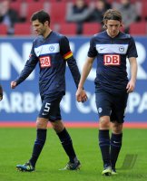 Fussball 1. Bundesliga, Saison 2011/2012: Andre Mijatovic (li,) mit Peter Niemeyer (Hertha BSC Berlin)