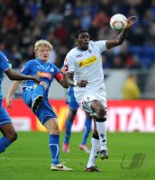 Fussball 1. Bundesliga : Andreas Beck (li, TSG 1899 Hoffenheim) gegen Mohamadou Mo Idrissou (re, Borussia Moenchengladbach)
