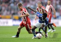 Fussball 1. Bundesliga :  Thomas Mueller (li, FC Bayern Muenchen) gegen Anthony Annan (re, FC Schalke 04)