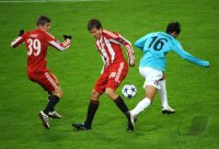 Fussball Champions League  Saison 2010/2011: Toni Kroos (li, FC Bayern Muenchen) gegen Holger Badstuber (mitte, FC Bayern Muenchen) gegen Rafael Bastos (re, CFR 1907 Cluj)
