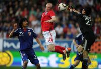 FUSSBALL INTERNATIONAL: Yuji NAKAZAWA (li, Japan) gegen Wayne ROONEY (England) gegen Eiji KAWASHIMA (re, Japan)