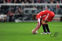 Fussball 1. Bundesliga : Philipp Lahm (FC Bayern Muenchen) legt sich den BALL fuer den ELFMETER zurecht