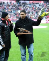 Fussball 1. Bundesliga, Saison 2011/2012: Stadionsprecher Stephan Lehmann mit Giovanne Elber  (v.li., FC Bayern Muenchen)