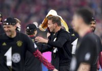 Fussball 1. Bundesliga Saison 21/22: JUBEL FC Bayern Muenchen feiert die 32. Meisterschaft