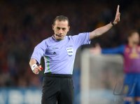 FUSSBALL INTERNATIONAL  CHL HALBFINALE 11/12: Schiedsrichter Cueneyt Cakir