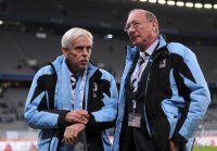 2. Fussball Bundesliga: Vizepraesident Franz Maget mit Praesident Dieter Schneider (v. li. TSV 1860 Muenchen)