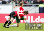 Fussball 1. Bundesliga: Hannover - Bremen, Zweikampf
