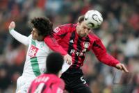 Fussball 1. Bundesliga: Leverkusen - Bremen, Zweikampf