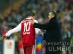 Fussball 1. Bundesliga Bayern-Stuttgart, Hitzfeld bedankt sich bei Makaay bei dessen Auswechslung