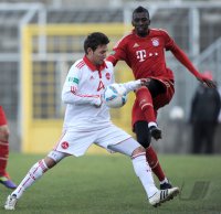 Fussball Regionalliga Sued 2011/2012:  Andreas Moenius (li, 1. FC Nuernberg II) gegen Sene Saer  (FC Bayern II)
