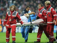 Fussball CHL  Saison 2011/2012:  Salvatore Aronica (SSC Neapel) muss verletzt ausgewechselt werden