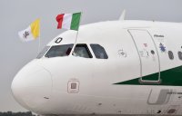 Papstmaschine der Alitalia mit Fahnen