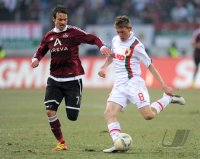 Fussball 1. Bundesliga, Saison 2011/2012: Markus Feulner (li, 1 FC Nuernberg) gegen Axel Bellinghausen (FC Augsburg)