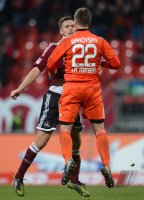 Fussball 1. Bundesliga, Saison 2012/2013: Jubel nach dem Sieg mit Per Nilsson und  Torwart Patrick Rakovsky  (v. li.,1 FC Nuernberg)