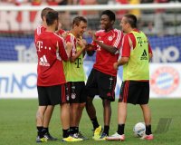 Fussball 1. Bundesliga Saison   2011/2012 :  Rafinha, David Alaba , Franck Ribery (v. li., FC Bayern Muenchen)