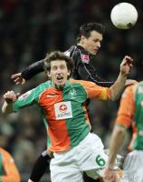 Fussball 1. Bundesliga: Bremen - Hamburg, Zweikampf