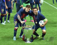 Fussball Champions League Finale 2015: JUBEL Lionel Messi (Barca) und Andres Iniesta (Barca) mit CHL Pokal