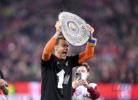 Fussball 1. Bundesliga Saison 21/22: JUBEL FC Bayern Muenchen feiert die 32. Meisterschaft