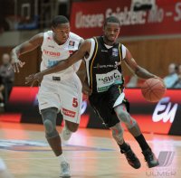 Basketball 1. Bundesliga 2011/2012: s Oliver Baskets Wuerzburg -  Walter Tigers Tuebingen