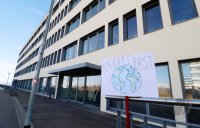 Protestplakat: People first vor dem Tuebinger biopharmazeutisches Unternehmen CureVac AG