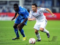 Fussball 1. Bundesliga : Peniel Mlapa (li, TSG 1899 Hoffenheim) gegen Danijel Pranjic (re, FC Bayern Muenchen)