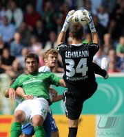 FUSSBALL, DFB Pokal 1. Hauptrunde: Sokratis Papastathopoulos (li, SV Werder Bremen) gegen Frank Lehmann (re, 1 FC Heidenheim 1846)