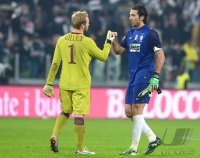 FUSSBALL SERIE A:  Gillet Jean Francois (li, Torino FC) gibt die Hand Torwart Buffon Gianluigi (Juventus Turin)