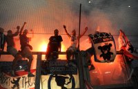 2. Fussball Bundesliga:  Fankurve von Hertha BSC Berlin mit einem Bengalischem Feuer