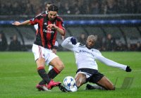 Fussball Champions League  Saison 2010/2011: Zlatan Ibrahimovic (li, AC Mailand) gegen William Gallas (re, Tottenham Hotspur)