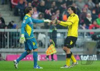 Fussball 1. Bundesliga, Saison 2011/2012: Torwart Roman Weidenfeller bekommt von Mats Hummels (v. li., Borussia Dortmund)