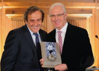 Fussball International Franz Beckenbauer bekommt den UEFA President s Award
