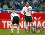 Fussball 1. Bundesliga: Schalke - Bielefeld,  enttaeuschte Bielefelder