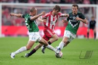 Fussball 1. Bundesliga  Saison 2010/2011: Mikael Silvestre (li, SV Werder Bremen)   gegen Thomas Mueller (MITTE, FC Bayern Muenchen)