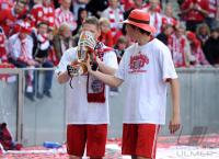 Fussball 1. Bundesliga : Jubel mit Bier Bastian Schweinsteiger, Holger Badstuber (v. li., FCB)