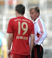 Fussball Regionalliga Sued 2011/2012:  Pascal Reinhardt mit Trainer Andries Jonker (v. li., FC Bayern II)