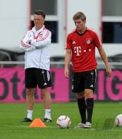 Fussball 1. Bundesliga: Trainer Louis van Gaal, Toni Kroos (v. li., FCB)