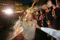 Fussball 1. Bundesliga  Saison  2012/2013:  Bierdusche fuer Sportvorstand Matthias Sammer (FC Bayern Muenchen)
