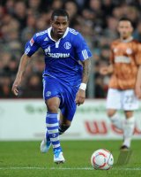 Fussball: 1. Bundesliga Saison 2010/2011: FC Schalke 04 , FARFAN am Ball