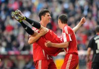 Fussball 1. Bundesliga : JUBEL nach dem Tor zum 5:1 mit Mario Gomez, Franck Ribery, Miroslav Klose  (v.li., FC Bayern Muenchen)