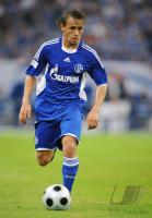 Fussball 1. Bundesliga, FC Schalke 04: RAFINHA Einzelaktion am Ball