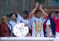 Fussball:  Paolo Sergio und Giovanne Elber (v. li.) jubeln mit der Meisterschale