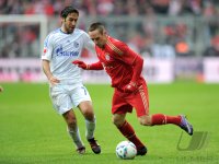 Fussball 1. Bundesliga, Saison 2011/2012: Raul (li, FC Schalke 04) gegen Franck Ribery (FC Bayern Muenchen)