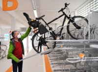 Oberbuergermeister Palmer nimmt die Radgarage am Tuebinger Hauptbahnhof in Betrieb