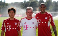 Fussball 1. Bundesliga:  Takashi Usami , Trainer Jupp Heynckes, Jerome Boateng (v. li., FC Bayern Muenchen)