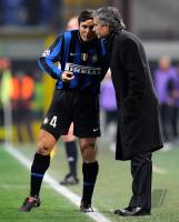 FUSSBALL  International CHL 09/10  : Trainer Jose Mario Santos Mourinho mit Javier Zanetti (Inter)