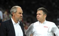 Fussball 1. Bundesliga, Saison 2011/2012:  Geschaeftsfuehrer Wolfgang Holzhaeuser (li, Bayer 04 Leverkusen) mit Manager Andreas Rettig (Augsburg)